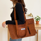 Cabas Velours Côtelé & Pochette Camel porté à l'épaule – Brin de Charme