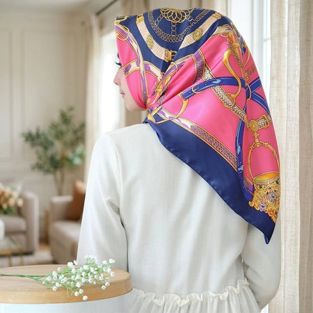 Grand Foulard Satin Imprimé – Rose et marine à chaînes