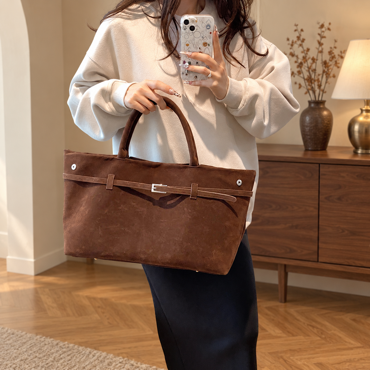 Sac à Main Effet Daim Ceinturé Marron tenu à la main – Brin de Charme
