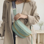 Sac Banane Chaîne Dorée Vert porté avec une veste beige – Brin de Charme