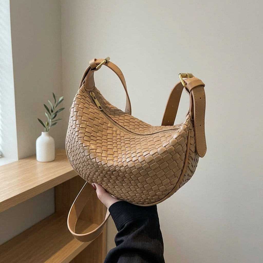 Sac Croissant Tressé Camel tenu à la main – Brin de Charme