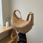 Sac Croissant Tressé Camel tenu à la main – Brin de Charme