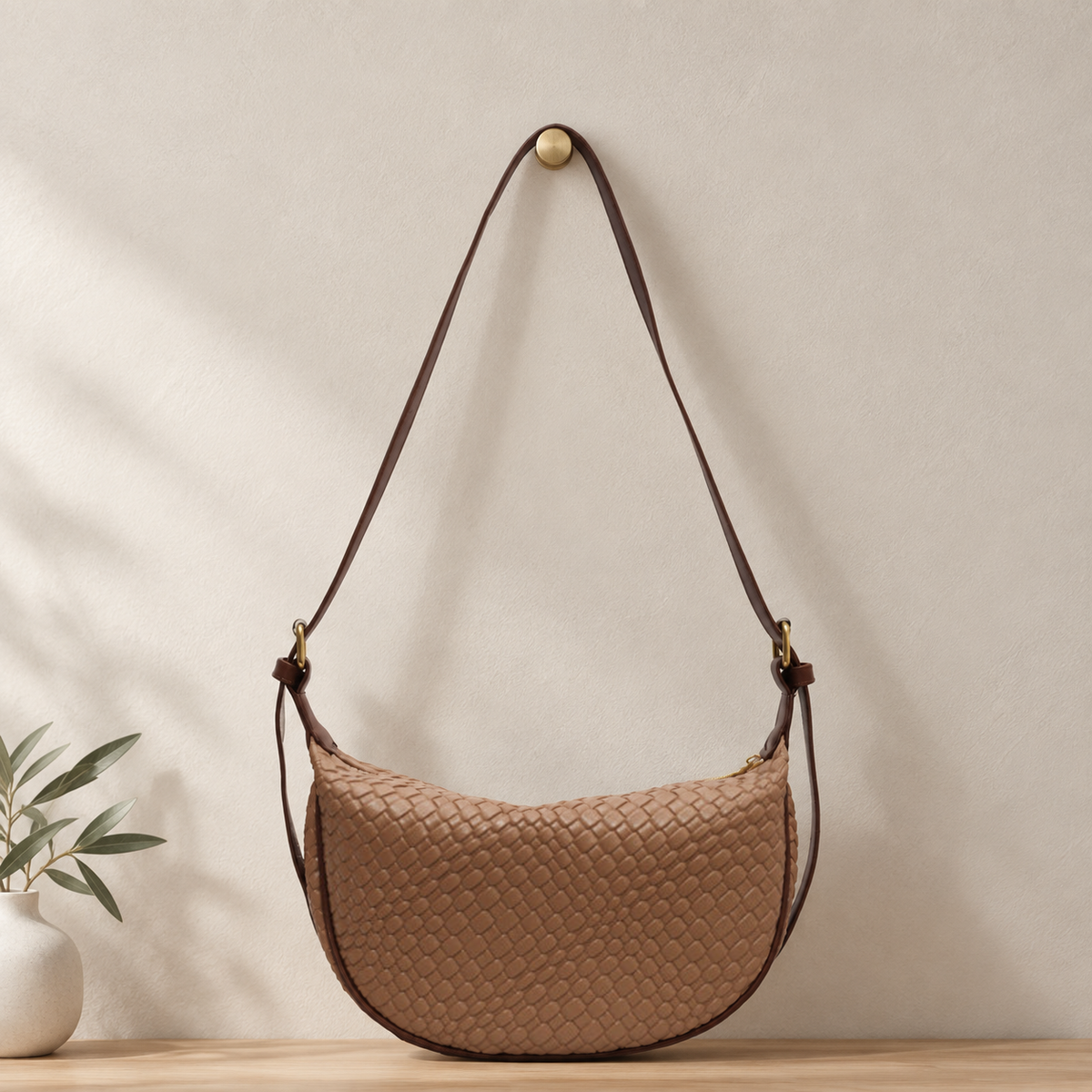 Sac Croissant Tressé Camel & Marron – Brin de Charme