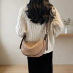Sac Croissant Tressé Camel porté en bandoulière – Brin de Charme