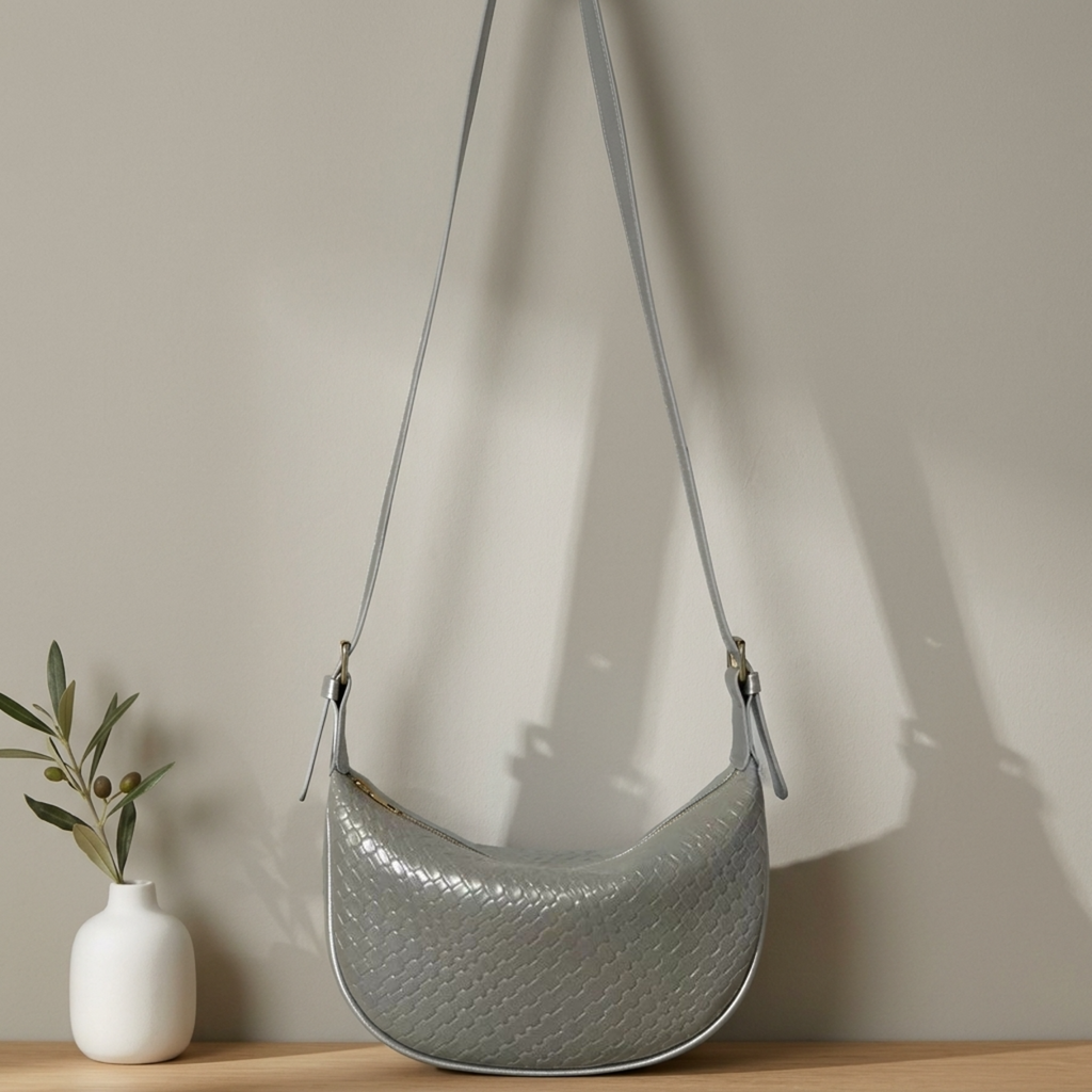 Sac Croissant Tressé Gris argent – Brin de Charme