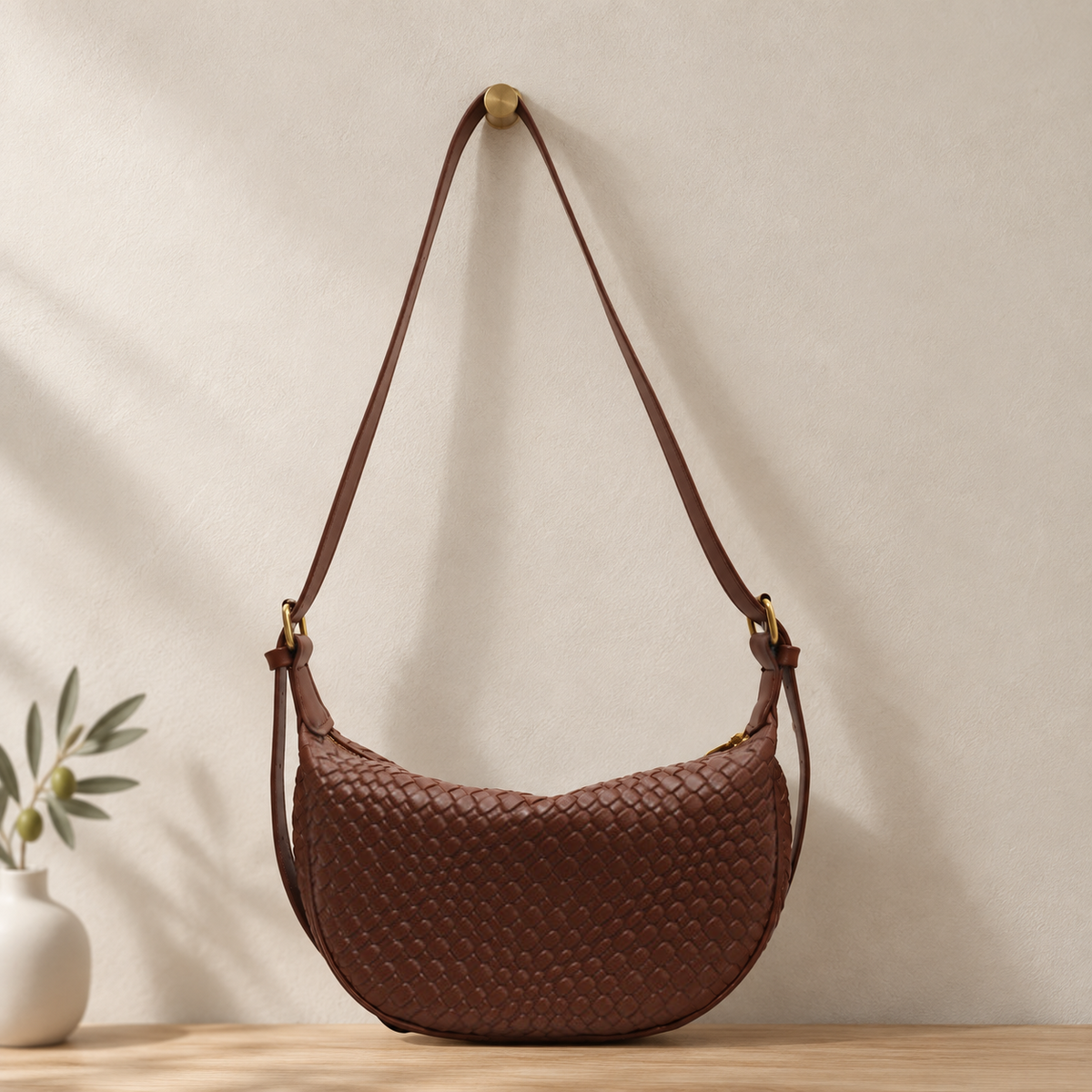 Sac Croissant Tressé Marron – Brin de Charme