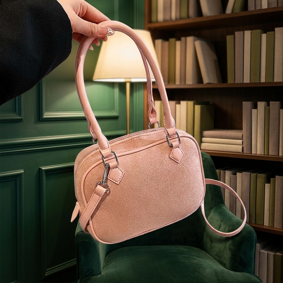 Sac Dôme Effet Daim Rose tenu à la main – Brin de Charme
