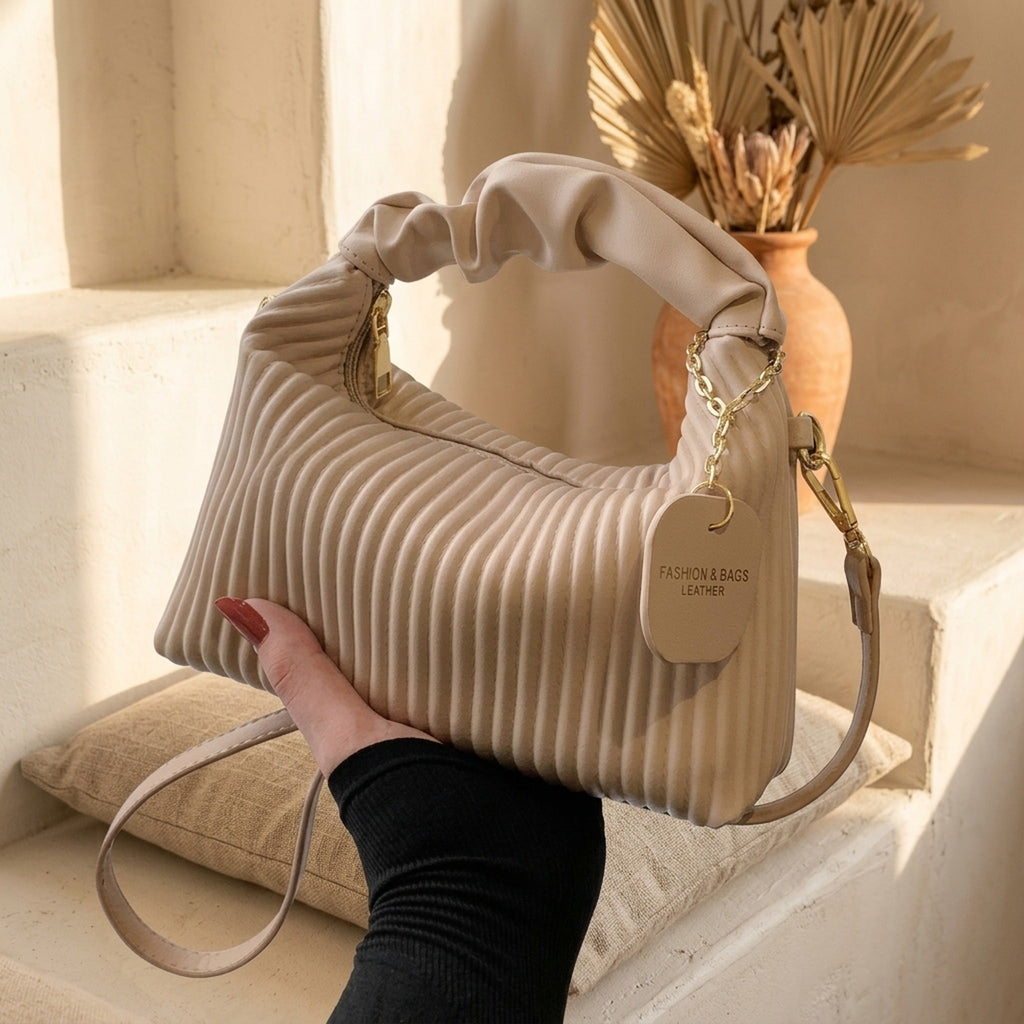 Sac Nuage Plissé Beige tenu à la main – Brin de Charme