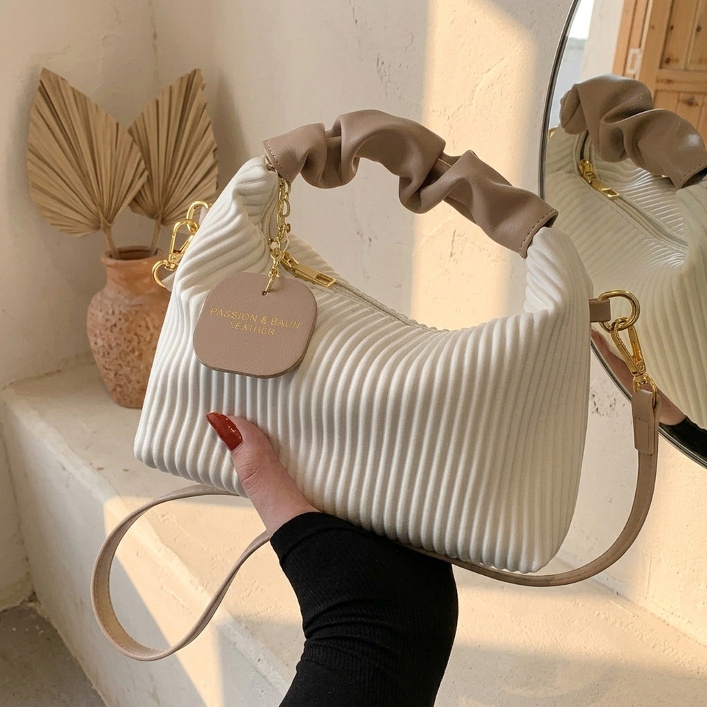 Sac Nuage Plissé Blanc tenu à la main – Brin de Charme