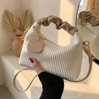 Sac Nuage Plissé Blanc tenu à la main – Brin de Charme