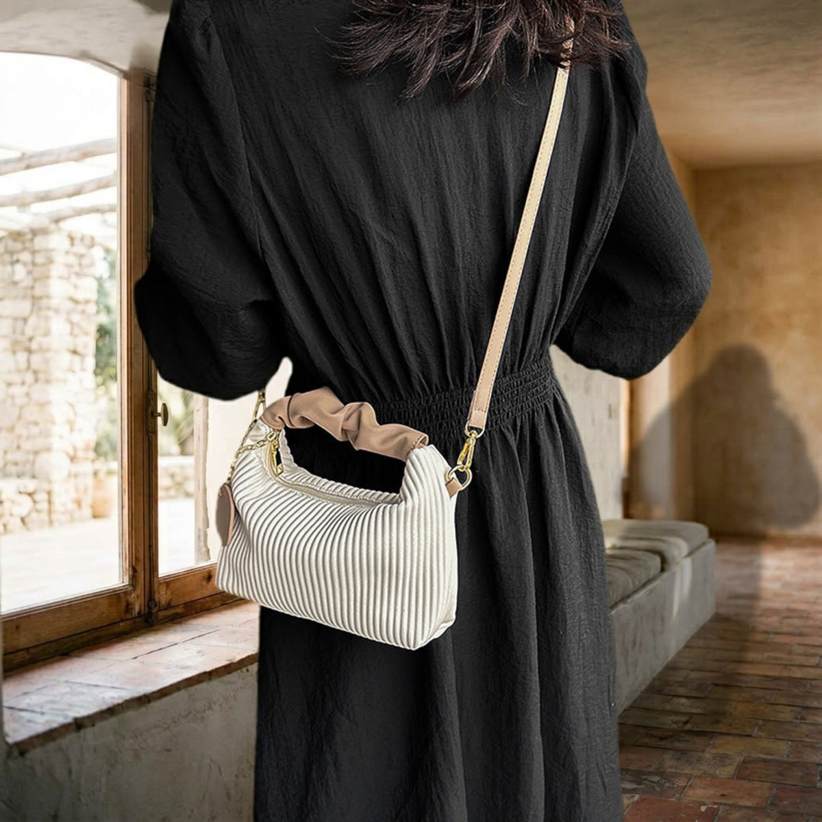 Sac Nuage Plissé Blanc porté en bandoulière – Brin de Charme