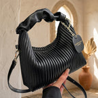 Sac Nuage Plissé Noir tenu à la main – Brin de Charme