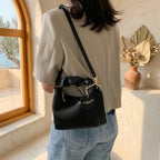 Sac Nuage Plissé Noir porté en bandoulière – Brin de Charme