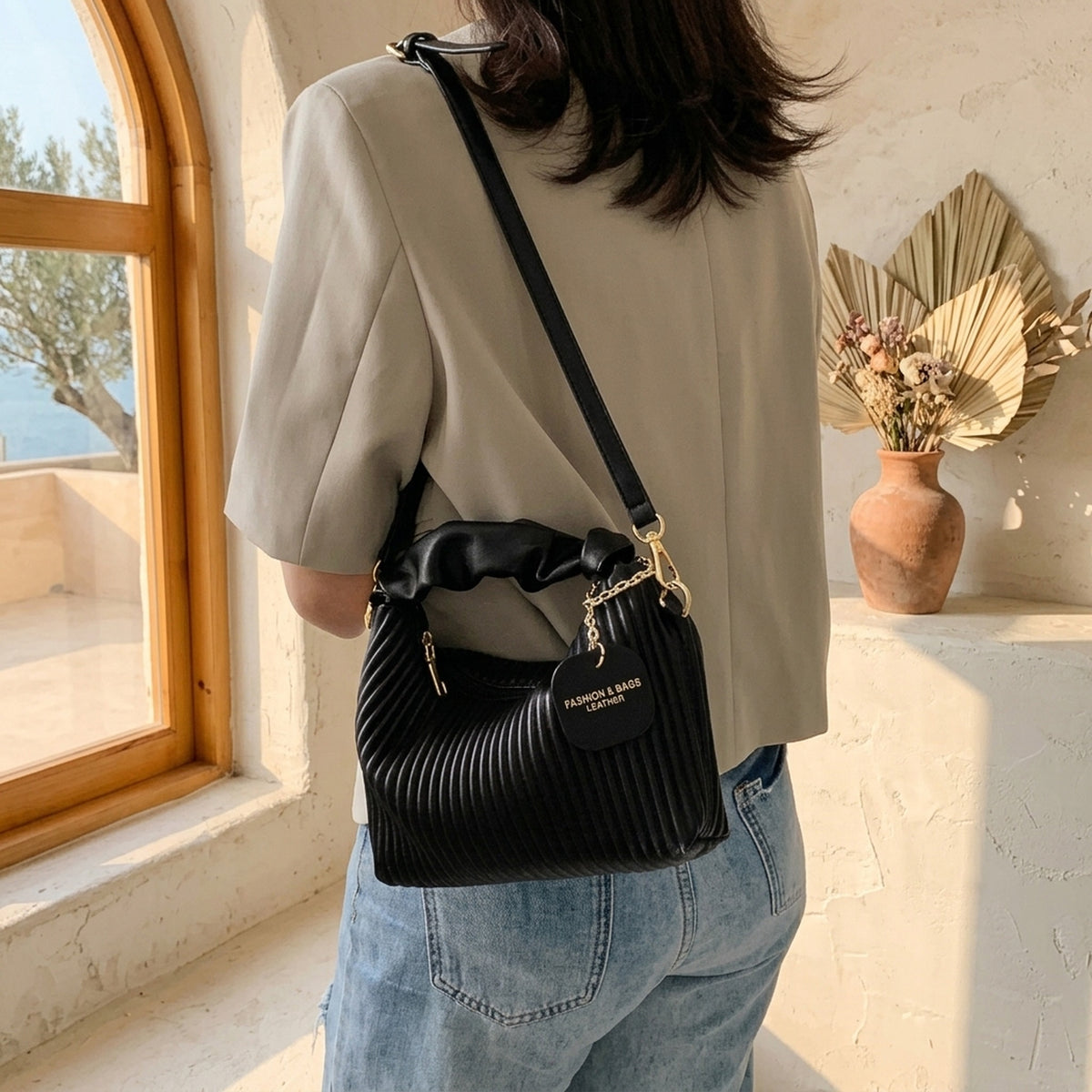 Sac Nuage Plissé Noir porté en bandoulière – Brin de Charme
