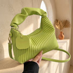 Sac Nuage Plissé Vert anis tenu à la main – Brin de Charme