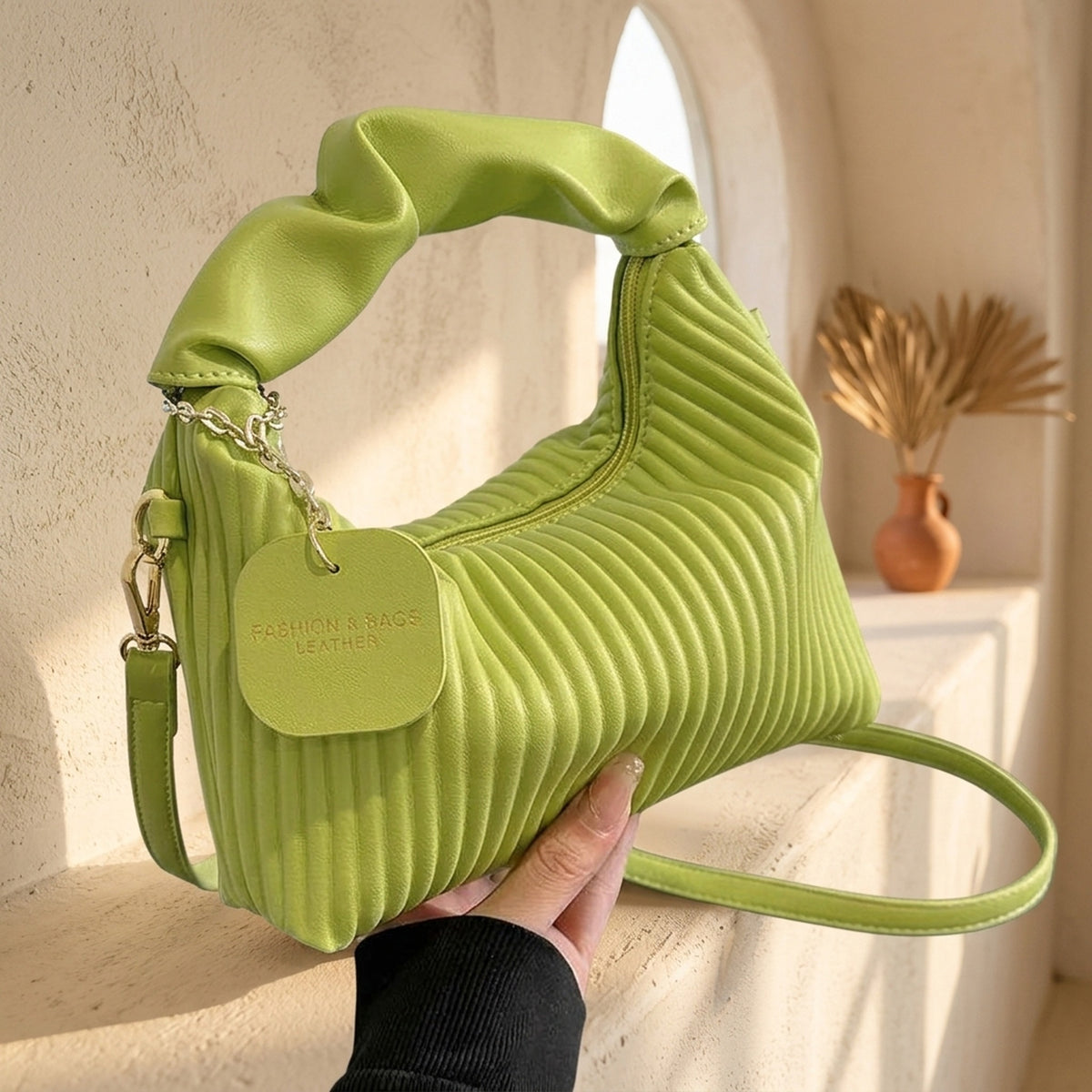 Sac Nuage Plissé Vert anis tenu à la main – Brin de Charme